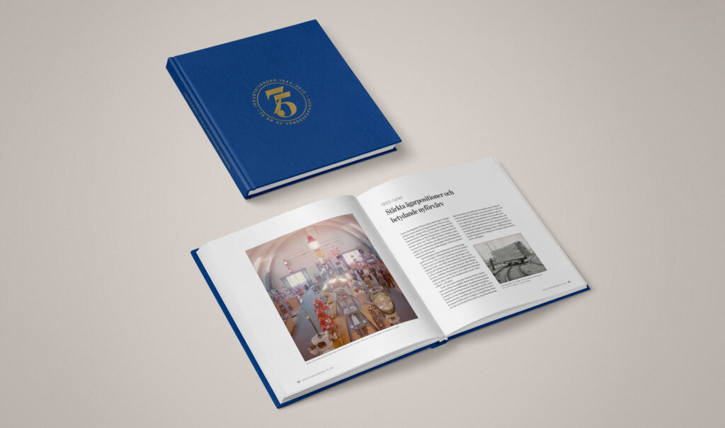 Square-Book-Mockup—By-PuneDesign
